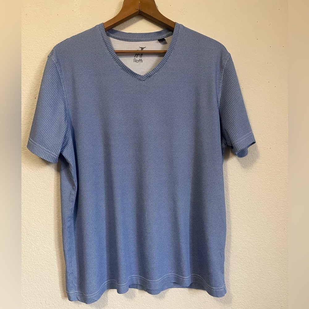 Raffi v-neck tee. Size XL